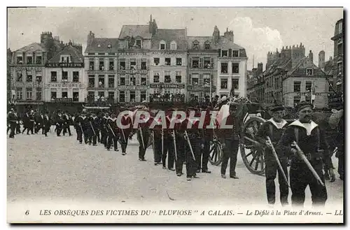 Ansichtskarte AK Bateau Guerre Les obseques des victimes du Pluviose a Calais Le defile de la place d armes