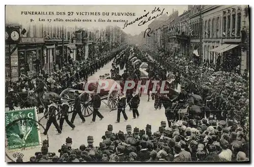 Cartes postales Bateau Guerre Funerailles des 27 victimes du Pluviose a Calais Les 27 futs encadres entre 2 file