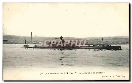 Cartes postales Bateau Guerre Le submersible Triton remontant a la surface sous marin