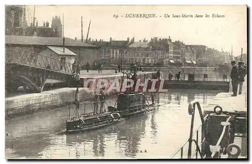 Ansichtskarte AK Bateau Guerre Dunkerque Un sous marin dans les ecluses