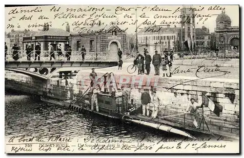 Cartes postales Bateau Guerre Dunkerque Un sous marin dans le sas