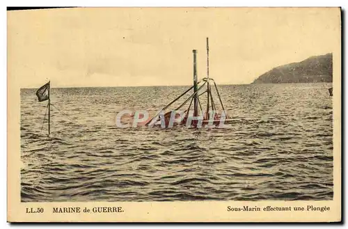 Cartes postales Bateau Guerre Sous marin effectuant une plongee