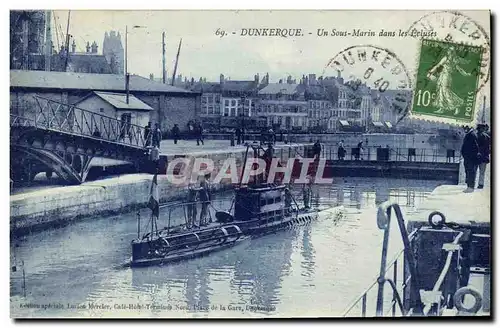 Cartes postales Bateau Guerre Dunkerque Un sous marin dans les ecluses