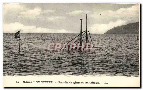 Cartes postales Bateau Guerre Sous marin effectuant une plongee