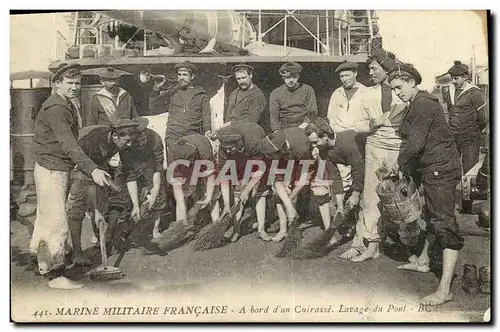 Cartes postales Bateau a bord d un cuirasse Lavage du pont