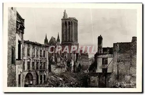 Ansichtskarte AK Caen La Banque du Credit Industriel de Normandie et l Eglise Saint Pierre Militaria