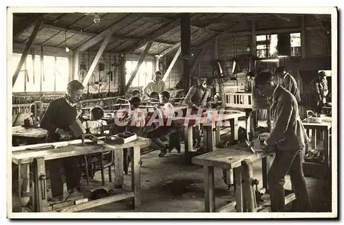 CARTE PHOTO Enfants au travail dans un atelier Ebinisterie