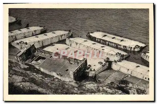 Cartes postales Arromanches Petits Bateaux Flotteurs en Ciment Utilises Pour le Debarquement Militaria