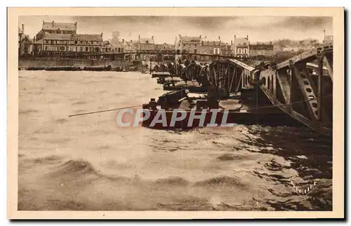 Cartes postales Arromanches les Bains Le Port de la Liberation Perspective du large sur la digue Militaria