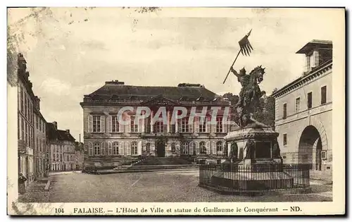 Ansichtskarte AK Falaise L Hotel de Ville et statue de Guillaume le Conquerant