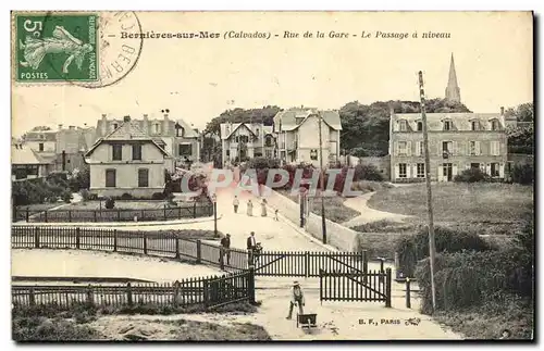 Cartes postales Bernieres Sur Mer Rue de la Gare Le Passage a niveau