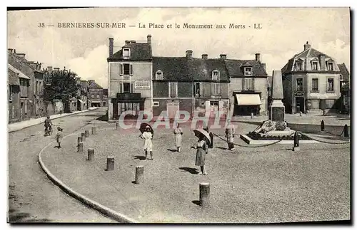 Cartes postales Bernieres Sur Mer La Place et le Monument aux Morts Militaria