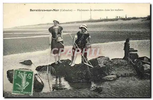 Ansichtskarte AK Bernieres Sur Mer Pecheuses de crevettes dans les Rochers