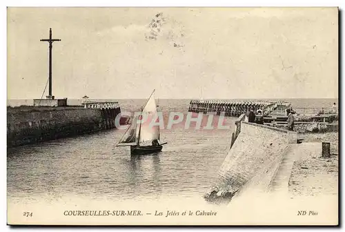 Ansichtskarte AK Courseulles Les Jetees et le calvaire Bateau