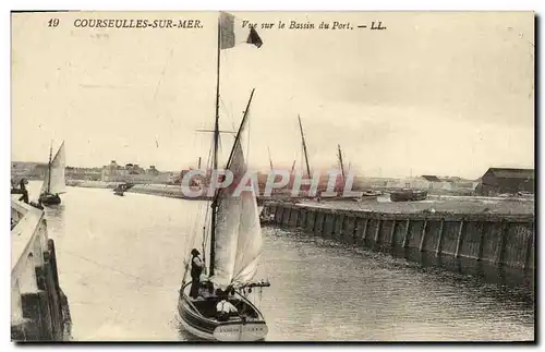 Cartes postales Courseulles Vue Sur le Bassin du Port Bateaux