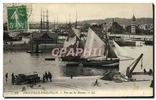 Cartes postales Deauville Vue Sur Les Bassins Camion Bateaux