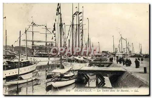 Ansichtskarte AK Deauville Les Yachts Dans les Bassins Bateaux