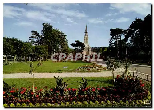 Cartes postales moderne Deauville Trouville Le square et l eglise St Augustin