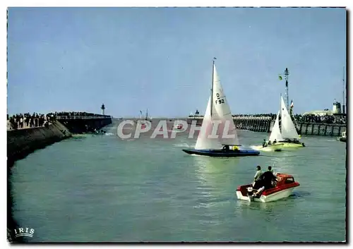 Cartes postales moderne Deauville Trouville Voiliers sortant du Port et les Deux Jetees Bateaux