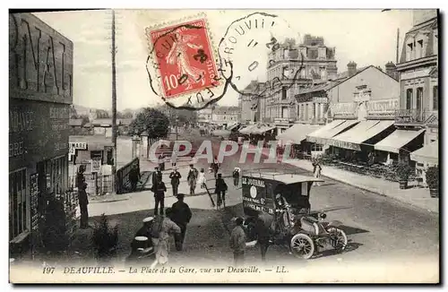 Cartes postales Deauville La Place de la Gare vue sur Deauville Automobile Le journal