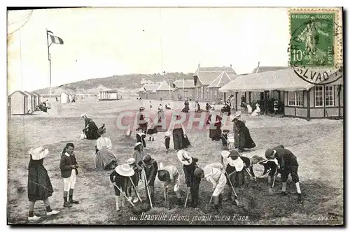 Cartes postales Deauville Enfants jouant sur la plage