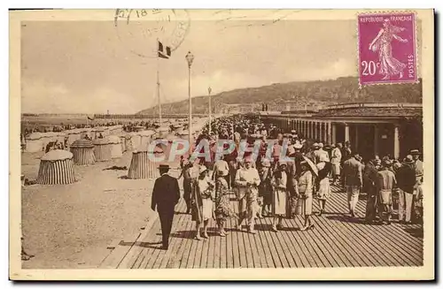 Ansichtskarte AK Deauville La Plage Fleurie Le Chemin de Planches et la Plage