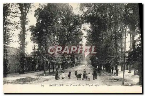 Ansichtskarte AK Honfleur Cours de la Republique Enfants