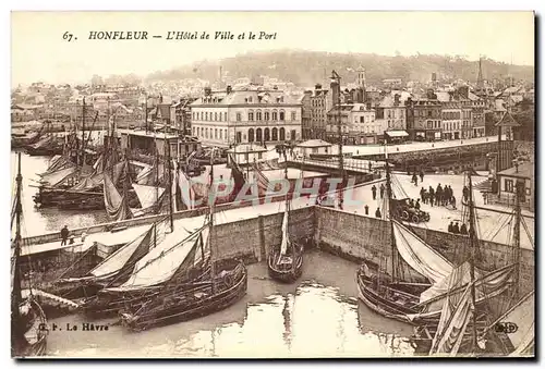 Ansichtskarte AK Honfleur L Hotel de Ville et le port Bateaux