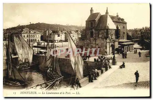 Cartes postales Honfleur La Lieutenance et le Port Bateaux