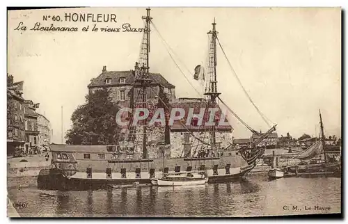 Cartes postales Honfleur La Lieutenance et le vieux bassin Bateau Voileir