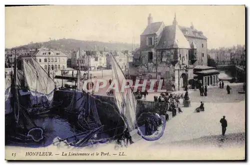 Ansichtskarte AK Honfleur La Lieutenance et le Port Bateaux