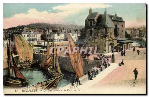 Ansichtskarte AK Honfleur La Lieutenance et le Port Bateaux