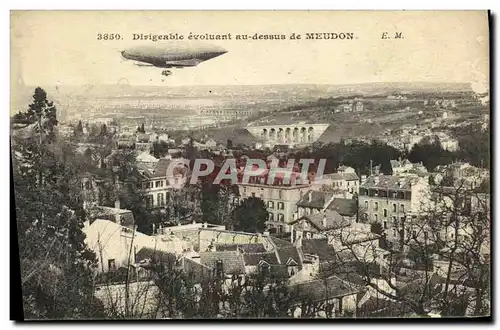 Cartes postales Dirigeable evoluant au desus de Meudon Zeppelin