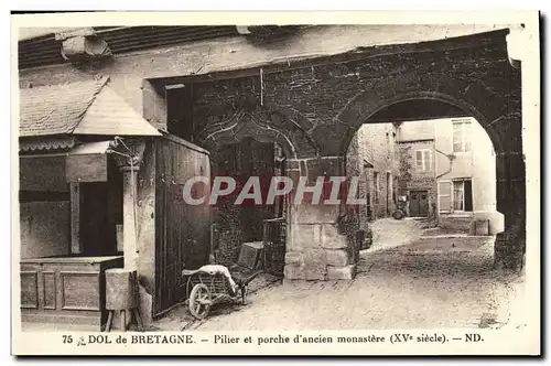 Ansichtskarte AK Dol de Bretagne Pilier et porche d ancien monastere