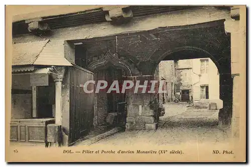 Cartes postales Dol Pilier et Porche D ancien Monastere