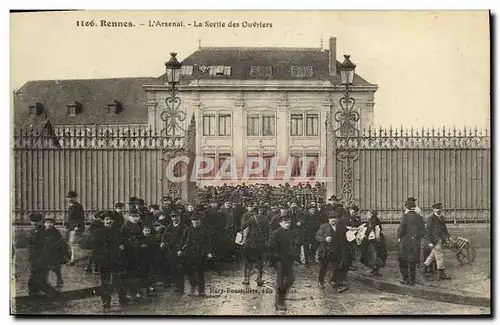 Ansichtskarte AK Rennes Caserne de L Arsenal Sortie des ouvriers TOP