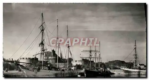 Cartes postales moderne St Malo Les Terre Neuvas et la Chateau Bateaux