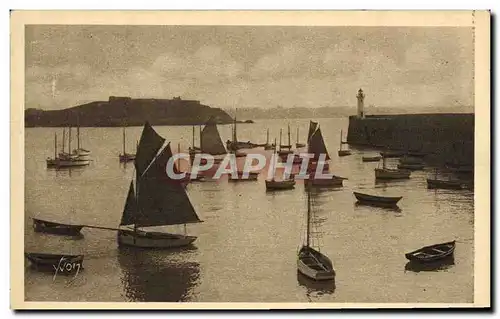 Cartes postales St Malo Un Coin du Port Bateaux