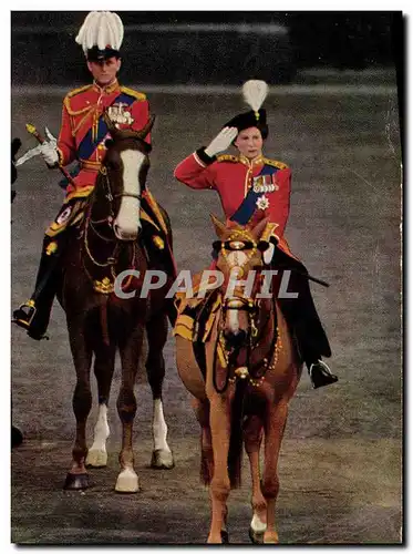 Cartes postales moderne London The Queen takes the salute after trooping the colour ceremony