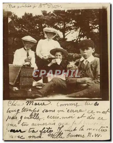 CARTE PHOTO Saltburney Famille en picnic avec petit chien