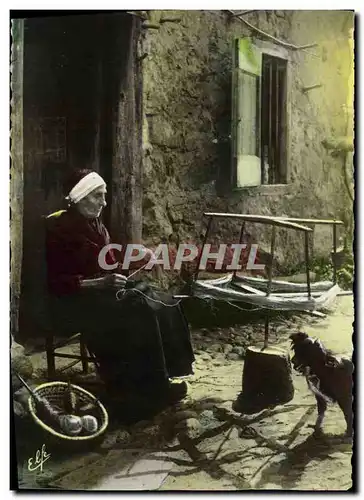 Cartes postales moderne Pyrenees Femme devant sa maison chien fileuse Folklore