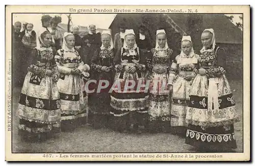 Ansichtskarte AK Un grand pardon Breton Ste Anne le Palud Les femmes amriees portant la statue de Ste Anne a la p