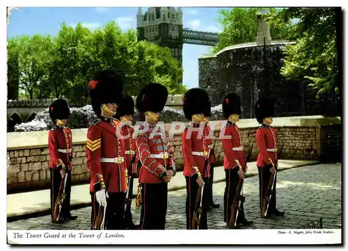 Cartes postales moderne London The tower guards at the tower of London Militaria