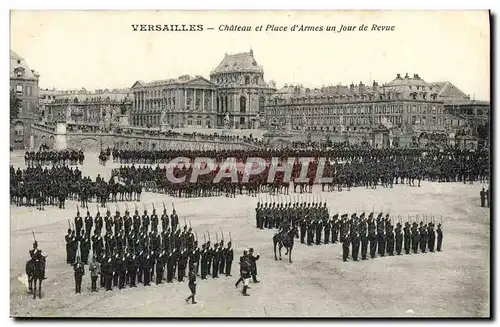 Ansichtskarte AK Versailles Chateau et Place d Armes un Jour de Revue Militaria