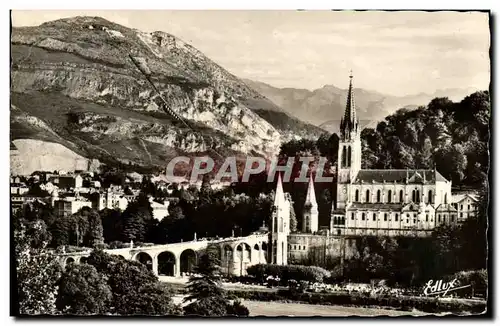 Cartes postales Lourdes La Basilique Vue De Cote et le Pic