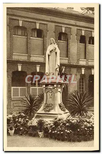 Cartes postales La Statue de Sainte Therese de l Enfant Jesus dans la cour d entree du Carmel de Lisieux