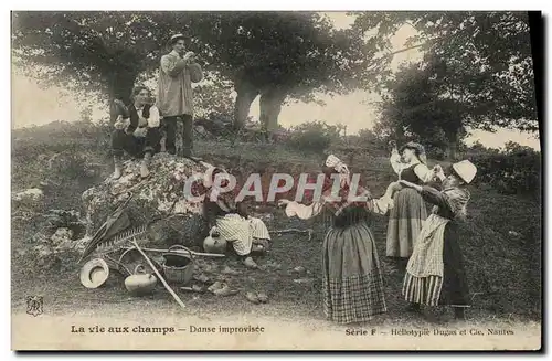 Ansichtskarte AK La Vie aux Champs Danse improvisee Folklore TOP