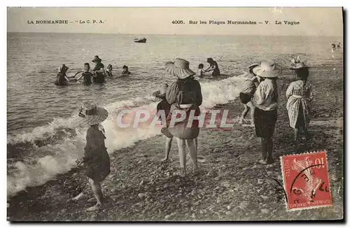 Cartes postales Sur les Plages Normandes La Vague Enfants