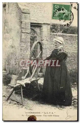 Cartes postales La Normandie La C P A Types et Costumes Une vieille Fileuse