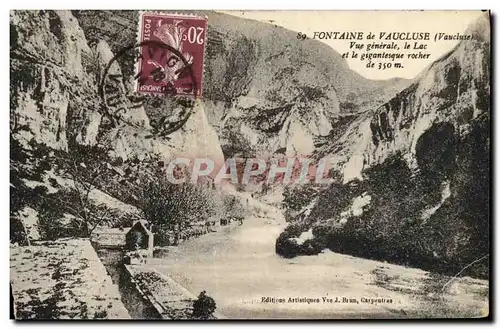 Cartes postales Fontaine de Vaucluse Vue generale le Lac et le gigantesque rocher